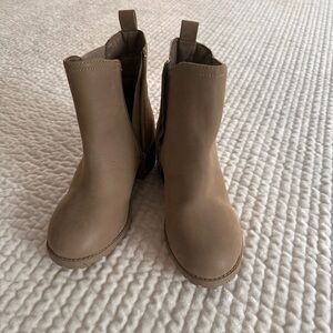 Mia girls boots warn once size 2 brown.
